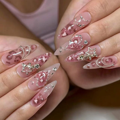 Kunstvolle Stiletto-Nägel mit Glitzer- und Schmuckakzenten Brehn