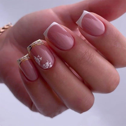 Kunstvolle Nagelkunst mit elegantem French-Tip und floralen Akzenten Brehn