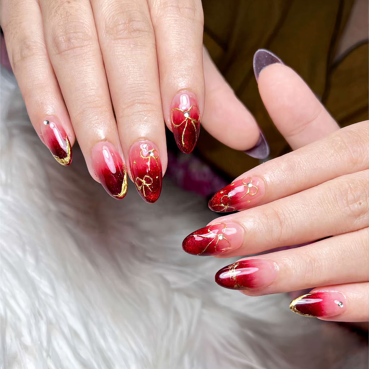 Künstlerisches Ombre Press-On Nail Art Set mit goldenen Akzenten Brehn