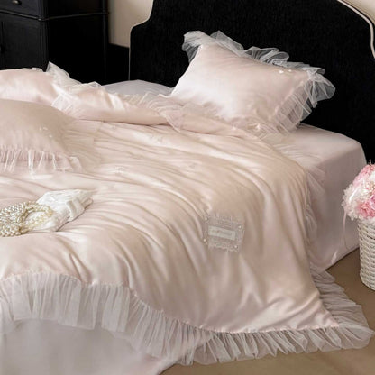 Seidenglattes Duvetbezug-Set mit mehrlagigem Organza-Volant und filigraner Applikation