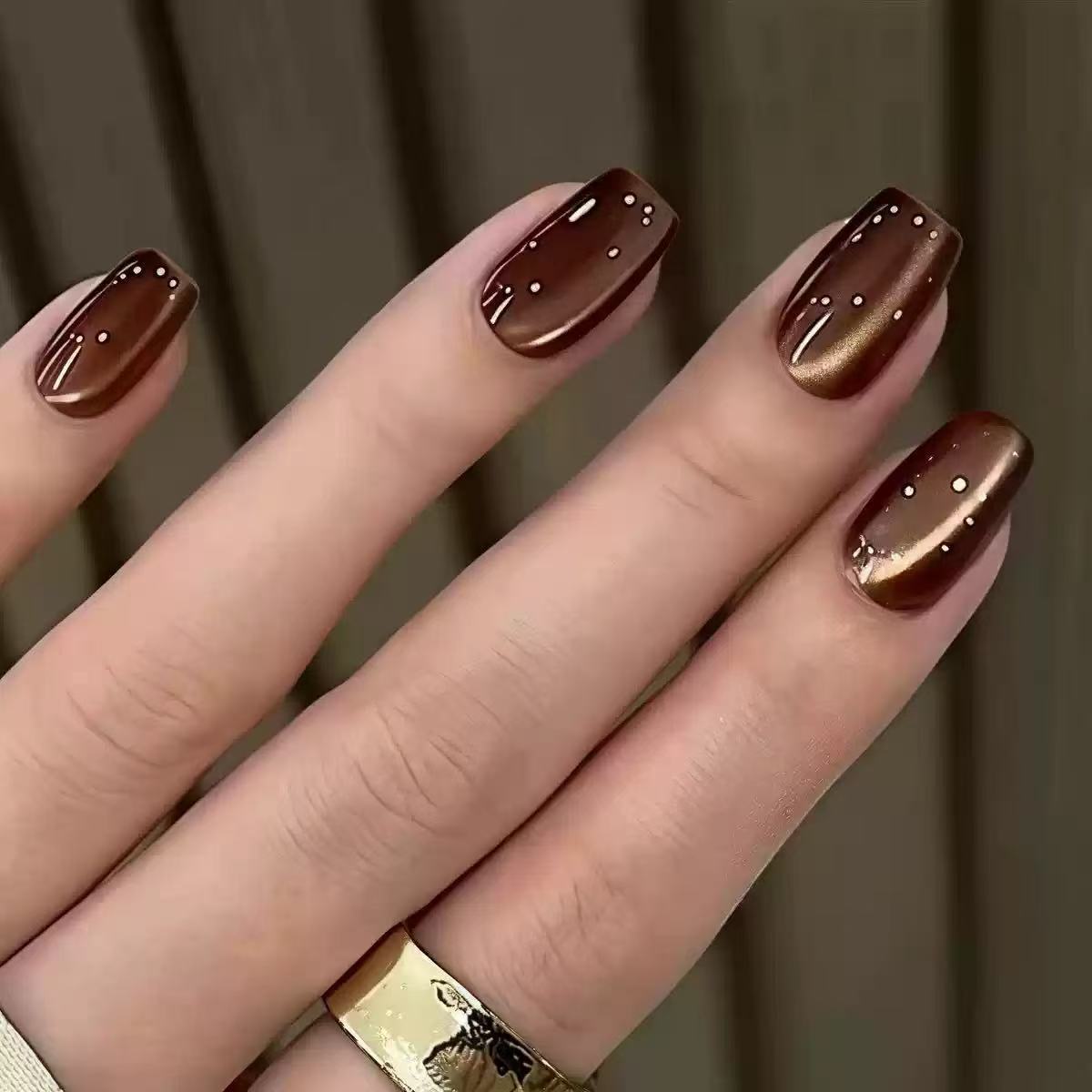 Kunstnagelset mit luxuriösem Glanz und eleganten 3D-Details Brehn