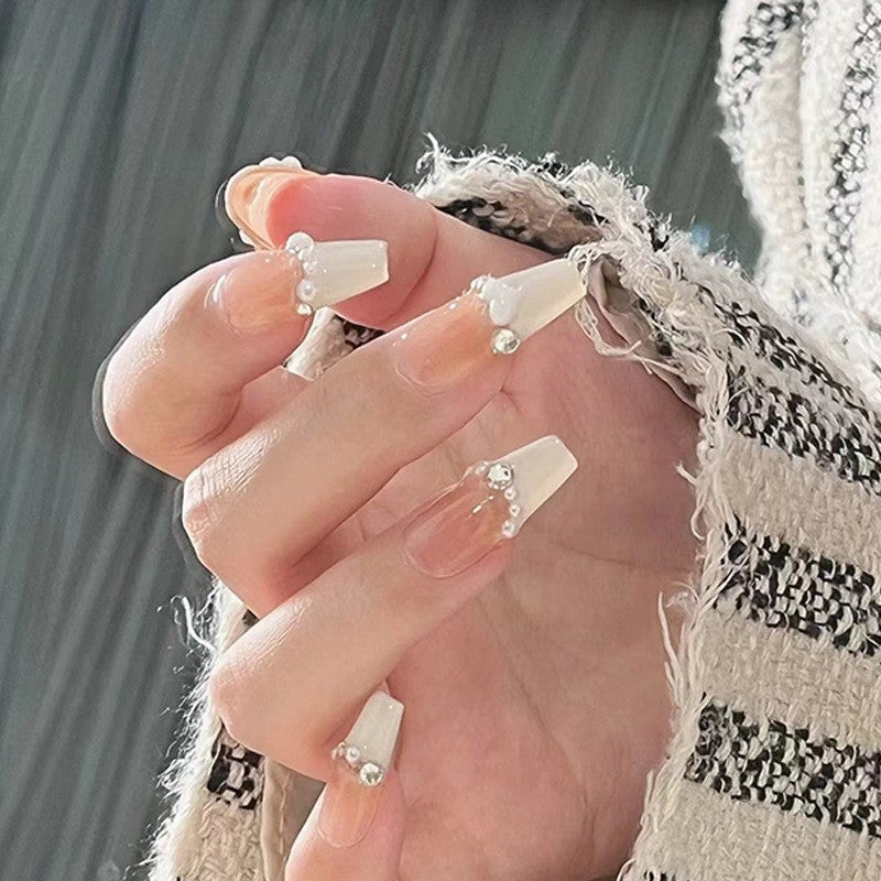 Kunstfingernägel mit Glamourösen Perlen-Details Brehn