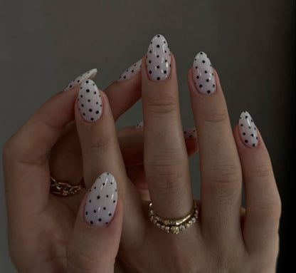 Elegante Polka Dot Press-On Nagelverstärkungen Brehn