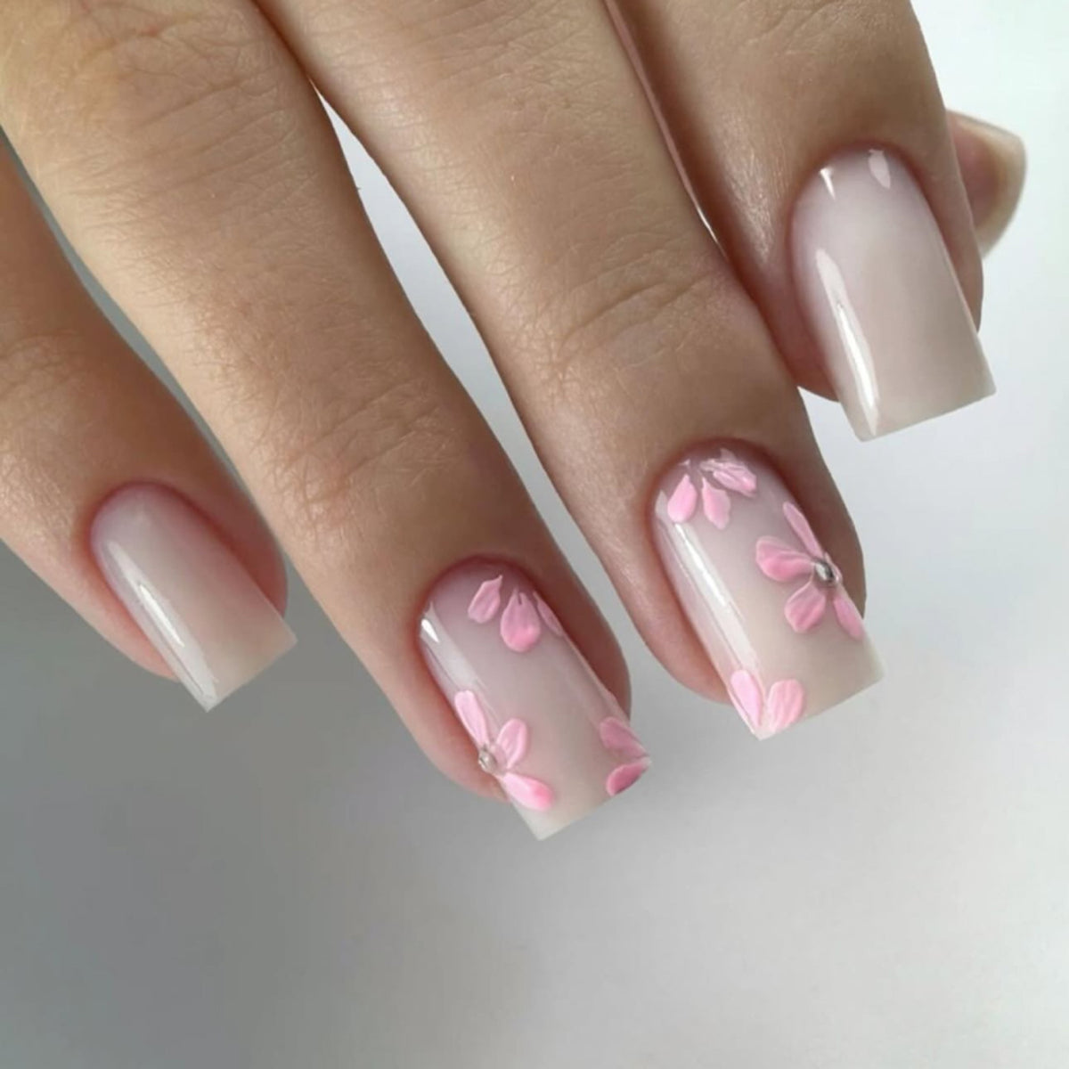 Kunstvolle Nagelkunst mit zarten Blütenmotiven Brehn