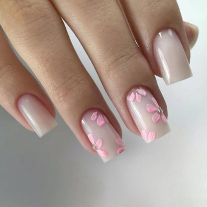 Kunstvolle Nagelkunst mit zarten Blütenmotiven Brehn