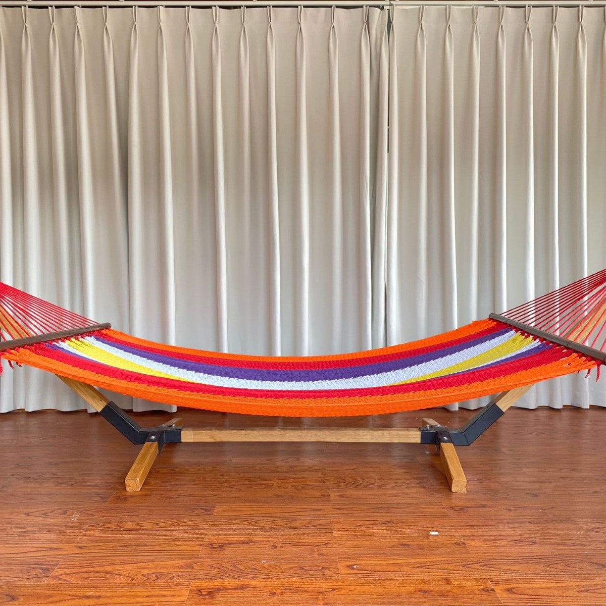 Gewebte Baumwollhammock mit Holzspreaderleisten und freistehendem Gestell Brehn