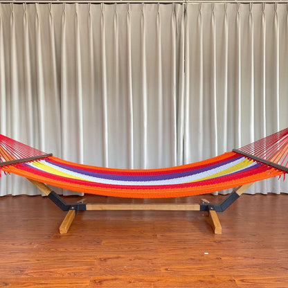 Gewebte Baumwollhammock mit Holzspreaderleisten und freistehendem Gestell Brehn
