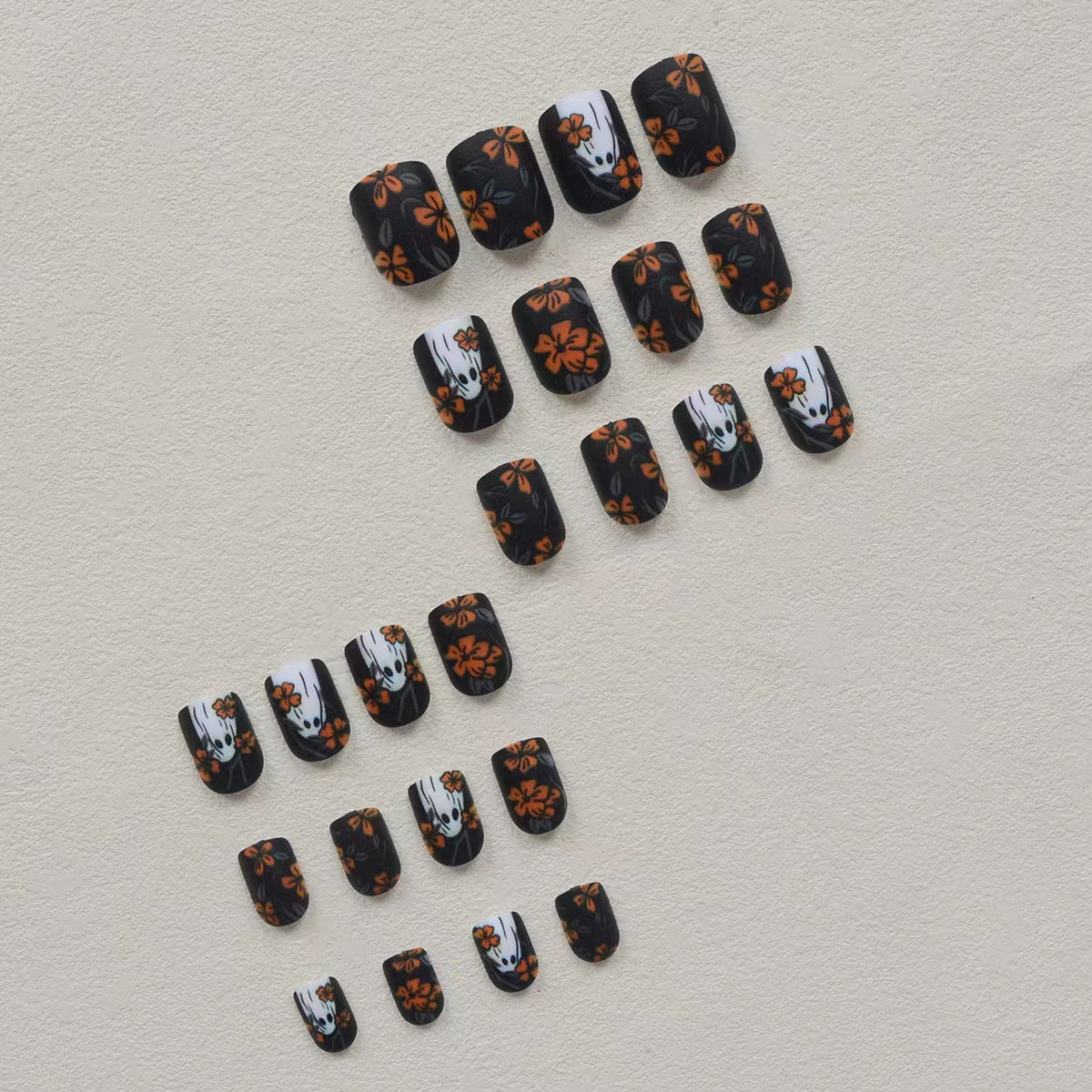 Kunstnagelset mit gruseligem Geisterdesign und floralen Akzenten Brehn