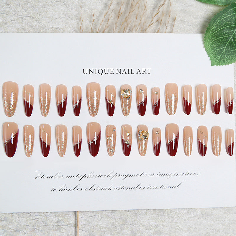Kunstnagelset mit elegantem Glitzerdesign und exklusiven Verzierungen Brehn