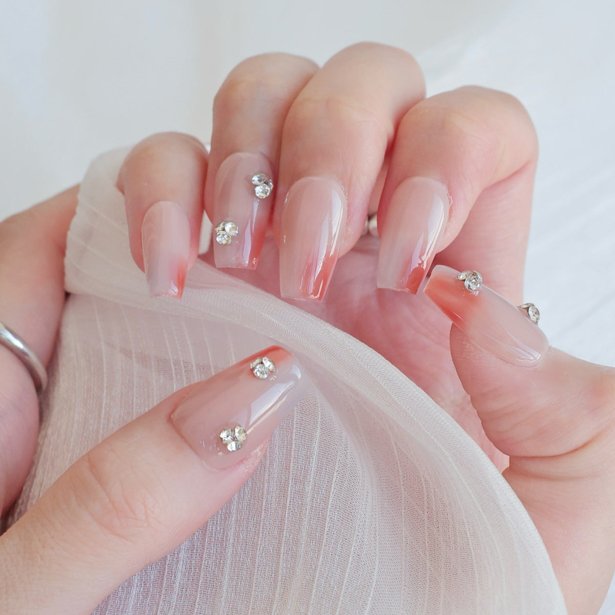 Künstlerisches Press-On Nagelkunstset mit Herz- und himmlischen Designs
