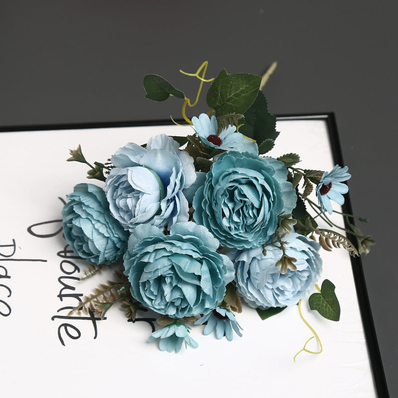 Elegante falsche Blumendekoration