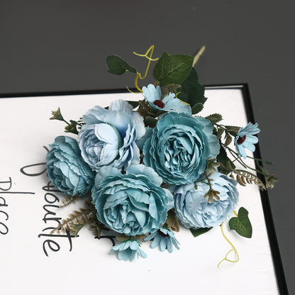 Elegante falsche Blumendekoration