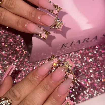 Künstliche Nagelverlängerung mit glamourösen Verzierungen Brehn