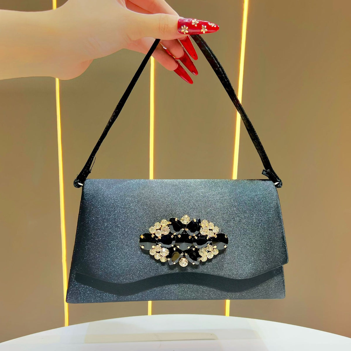 Elegante abendliche Handtasche mit Strasssteinen