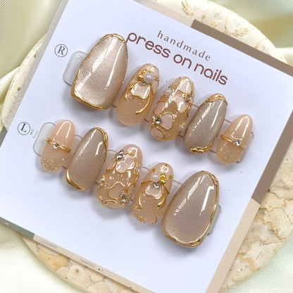 Handgemachtes Dekoratives Press-On-Nagelset mit Perlen- und Goldakzenten