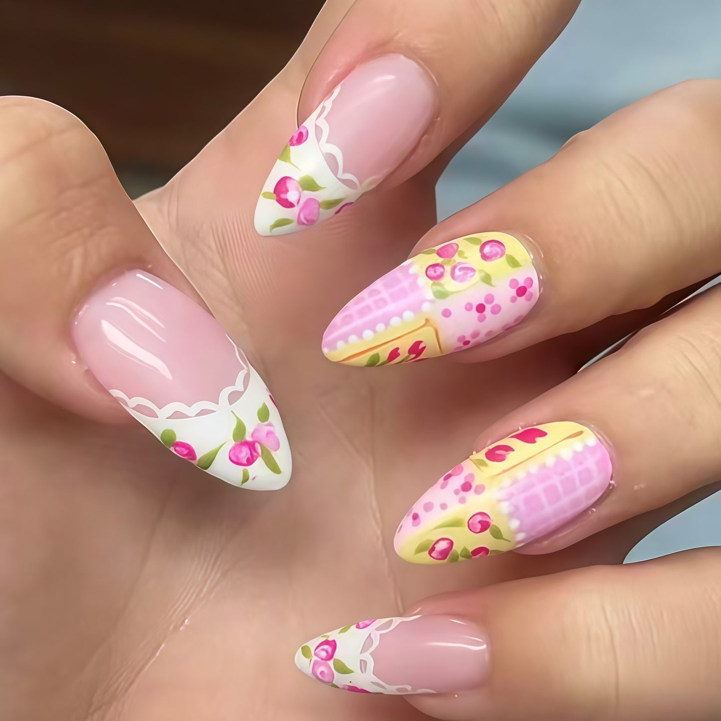 Dekorative florale Press-On-Nagelkunst Brehn