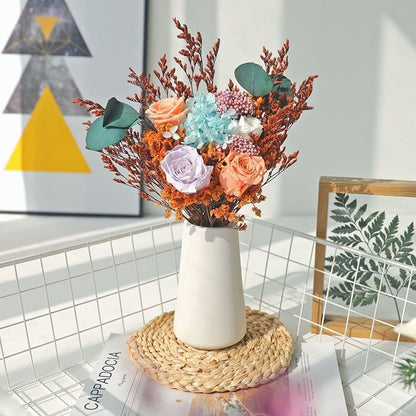 Eleganter Trockenblumenstrauß mit dekorativer Vase