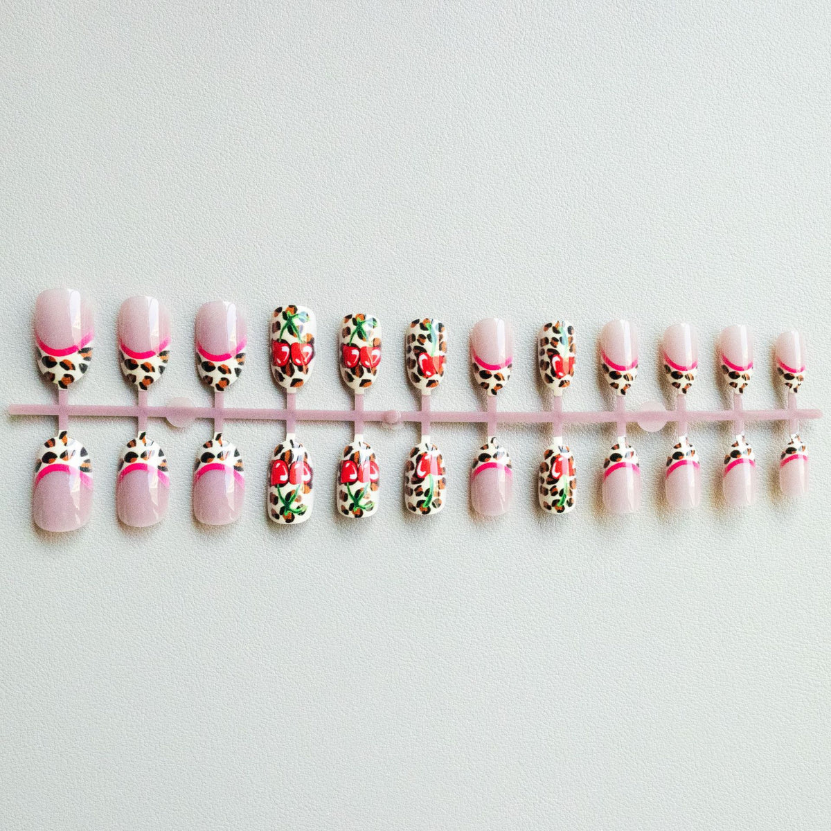 Künstlerische Leopard- und Kirsch-Nagelkunst