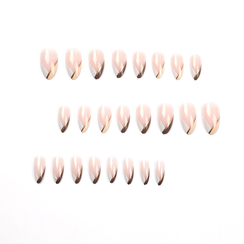 Kunstvolle Nagelkunst im eleganten Stiletto-Design mit goldenen Akzenten Brehn