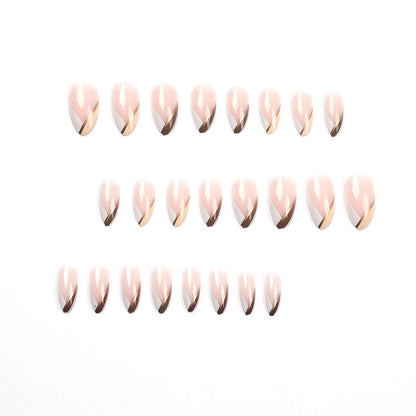 Kunstvolle Nagelkunst im eleganten Stiletto-Design mit goldenen Akzenten Brehn
