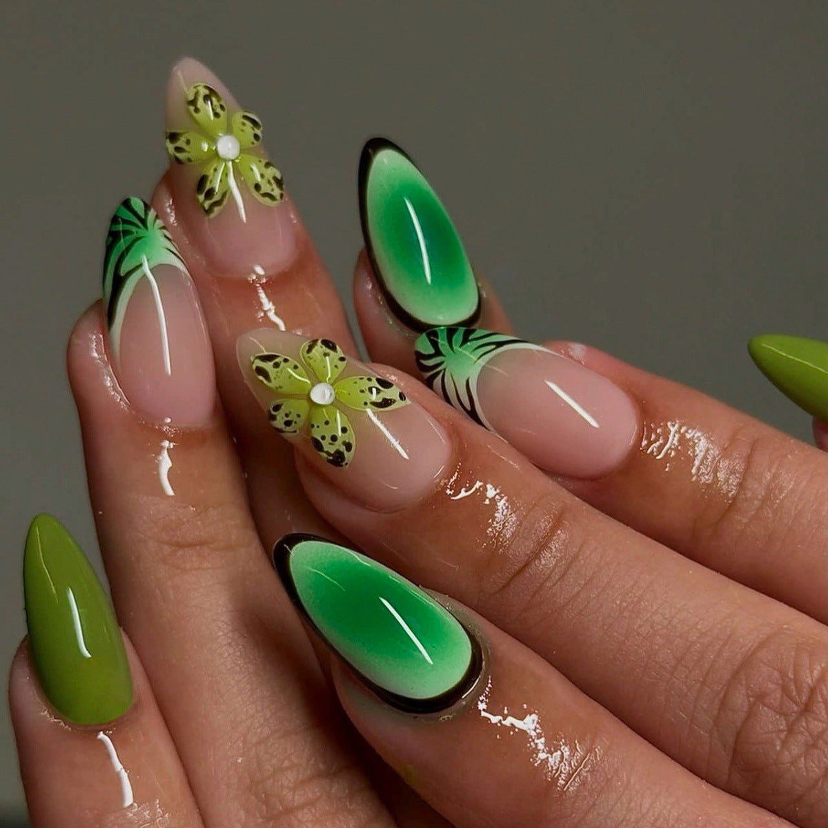 Kunstvolle Gel-Nägel mit floralem Design und Glitzereffekten Brehn