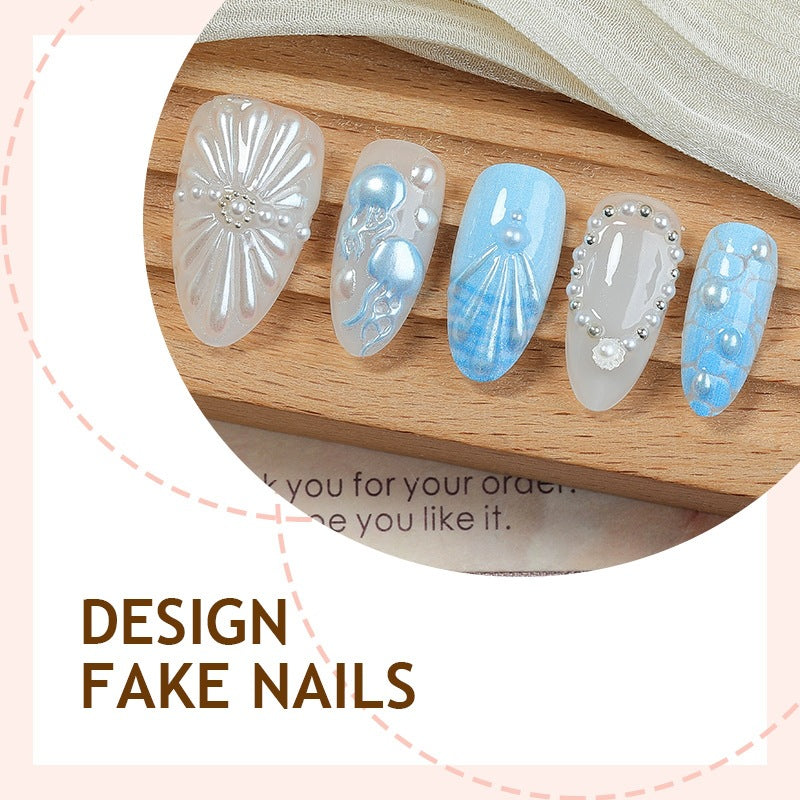 Kunstnagelset mit eleganten Verzierungen und glitzernden Akzenten Brehn