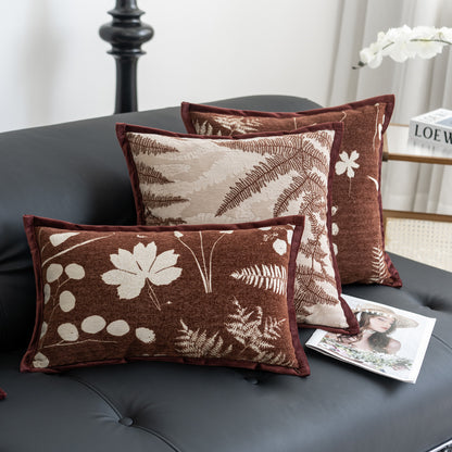 Dekoratives Kissen mit floralen Mustern
