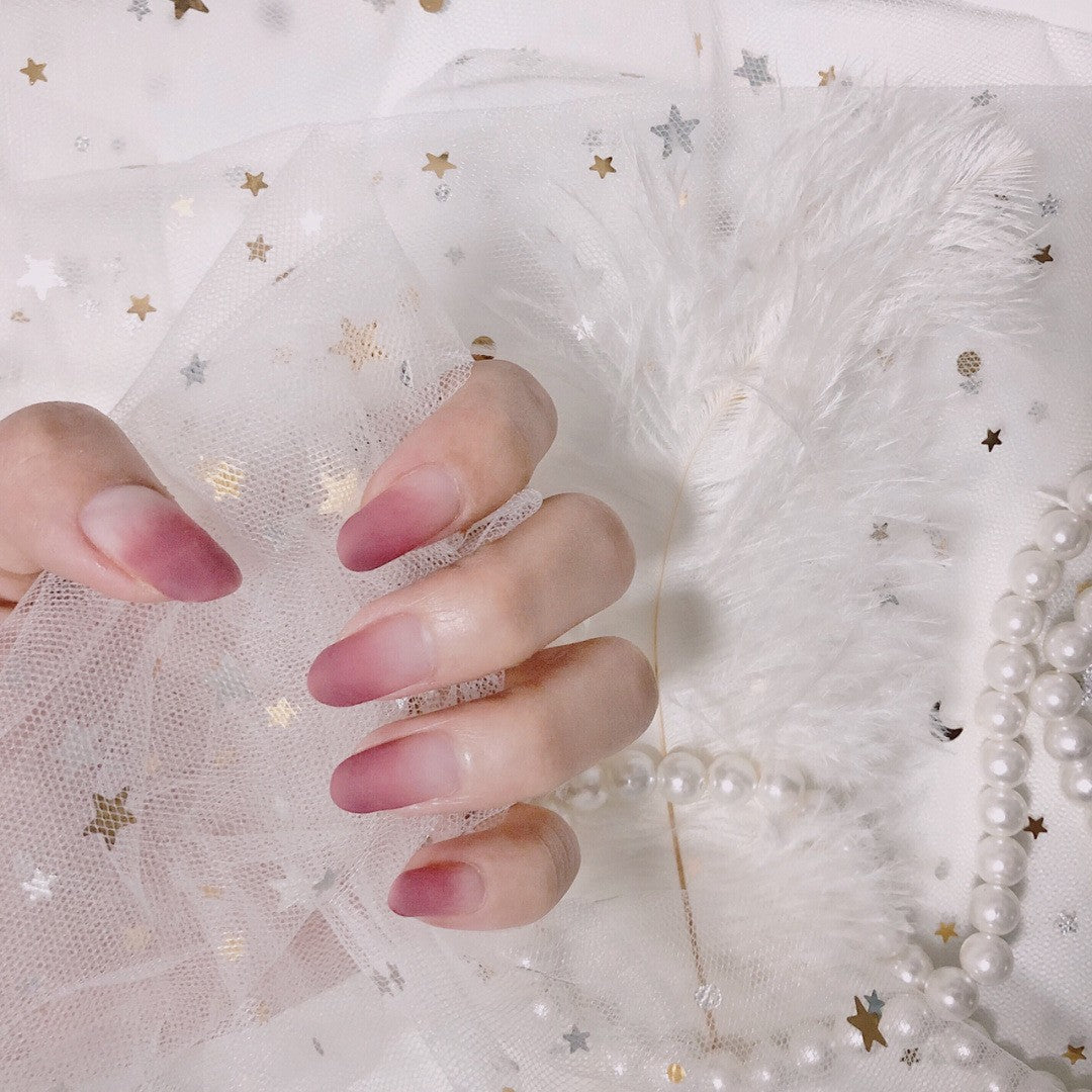 Kunstvolle Nagelverlängerungen mit elegantem Blattmuster Brehn