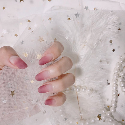Kunstvolle Nagelverlängerungen mit elegantem Blattmuster Brehn