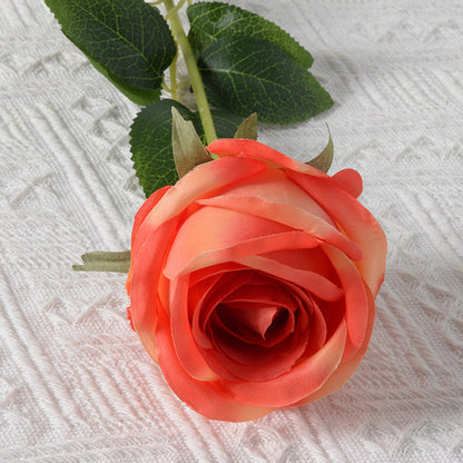 Dekorative Seidenrose Akzent