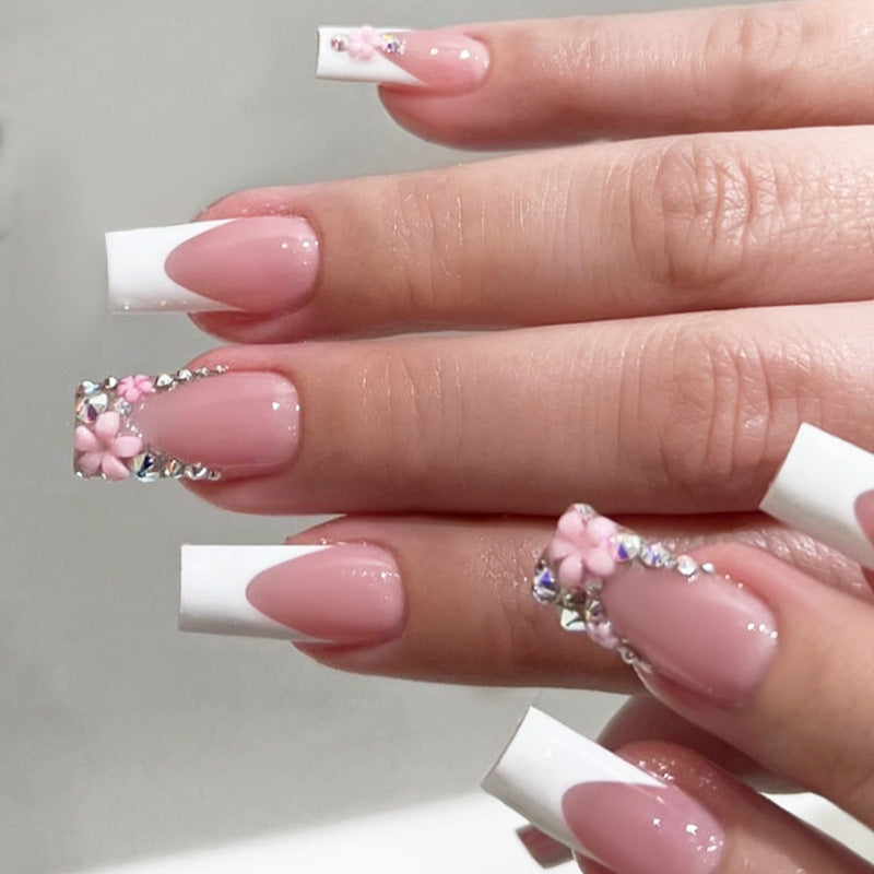 Dekoratives Press-On-Nagelset mit eleganten Akzentdesigns Brehn