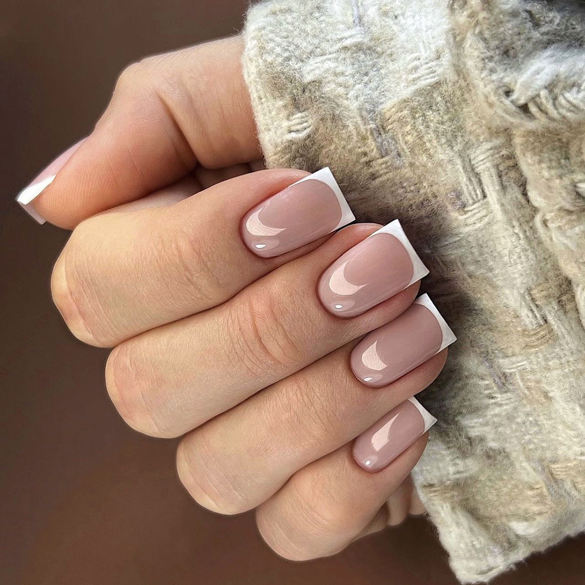 Elegante Nagelverlängerungen mit präzisem French-Tip Brehn