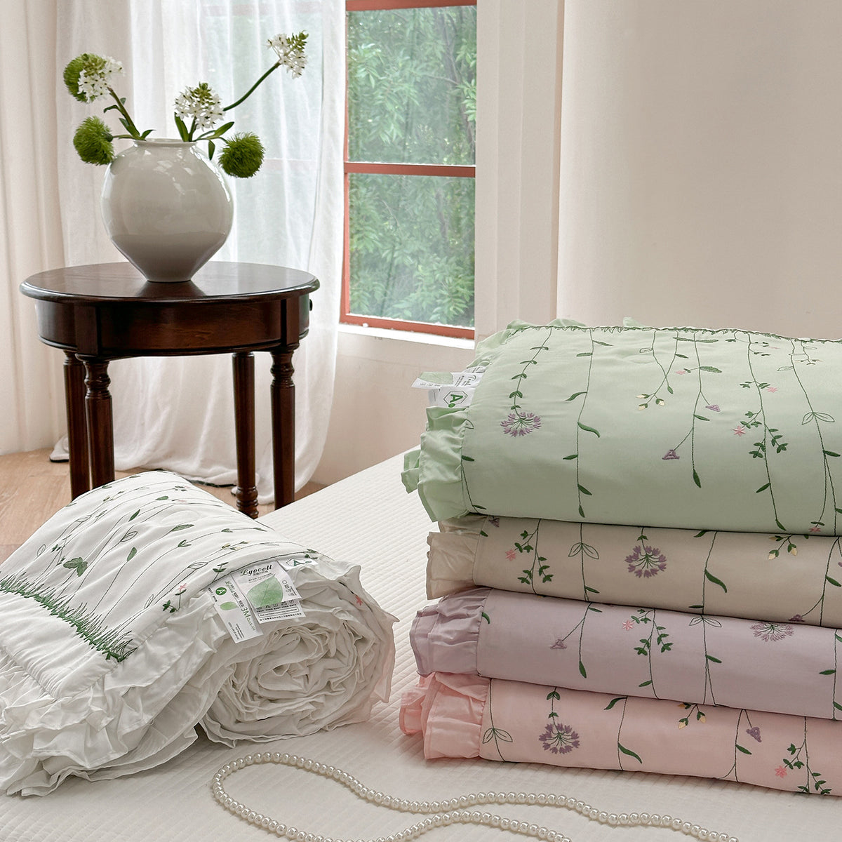 Gestepptes Rüsch-Bettbezug-Set mit floral bedruckten Baumwollsatin-Kissenbezügen