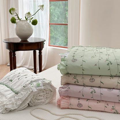Gestepptes Rüsch-Bettbezug-Set mit floral bedruckten Baumwollsatin-Kissenbezügen