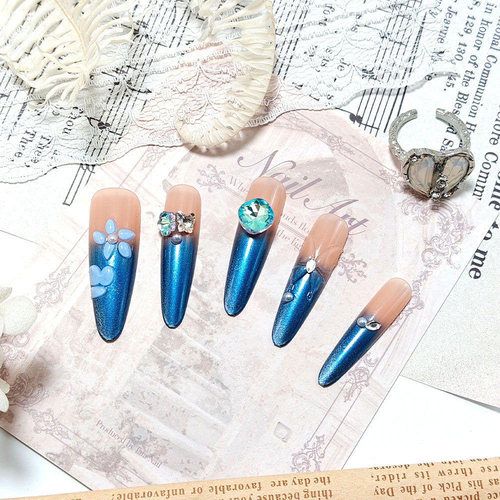 Kunstnägel Im Eleganten Design mit Kunstvollen Verzierungen und Glitzerakzenten Brehn
