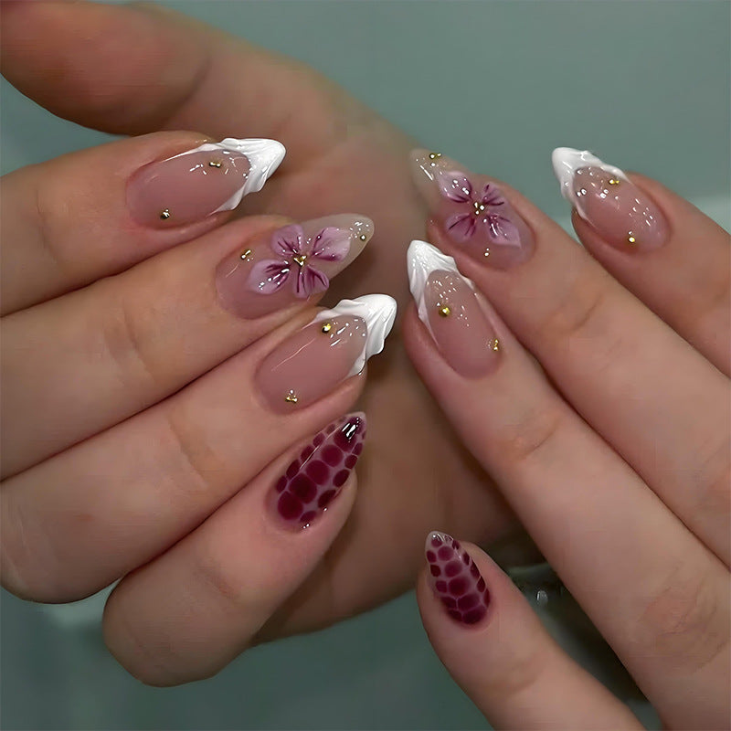 Kunstnagelset mit eleganten Blüten- und Glitzerakzenten Brehn