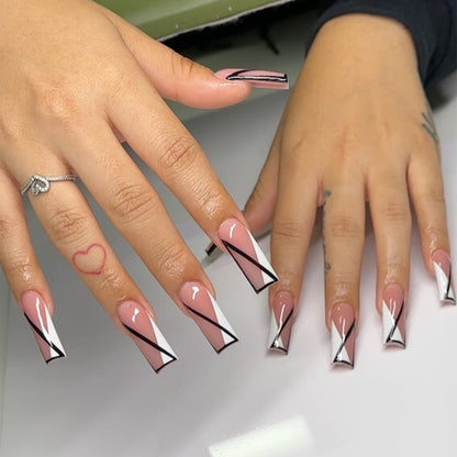 Kunstvolle Nagelverlängerungen im geometrischen Stil Brehn