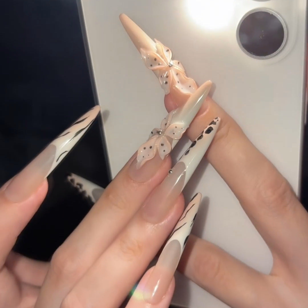 Elegante Kunstnägel mit Blumen- und Tierdesign Brehn