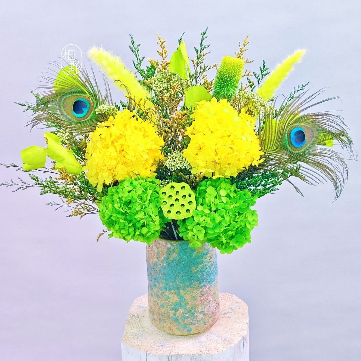 Dekorative Blumen-Centerpiece-Anordnung für besondere Anlässe