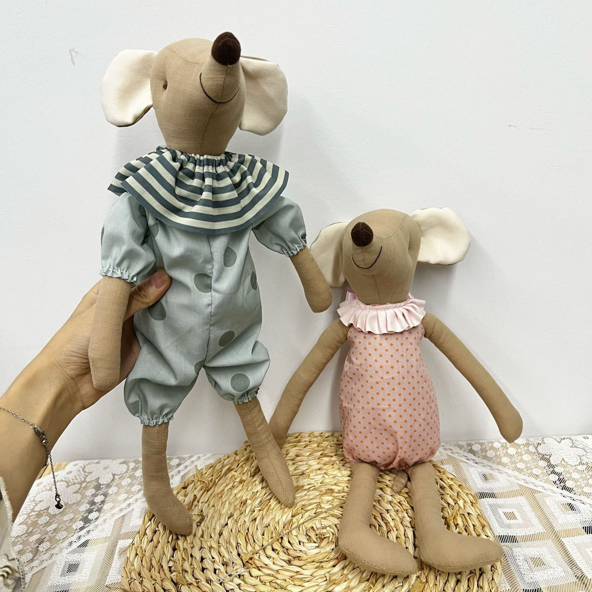 Vintage-inspirierte genähte Leinen-Elefant-Plüschpuppe mit gepunktetem Kleid
