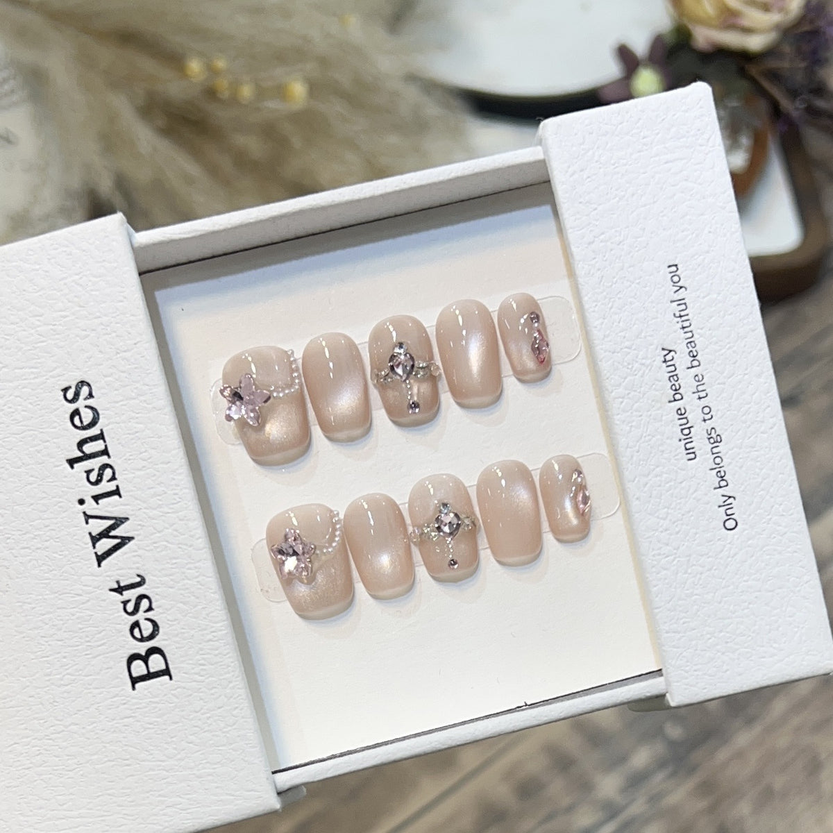 Elegantes Press-On-Nagelset mit floralen Akzenten Brehn