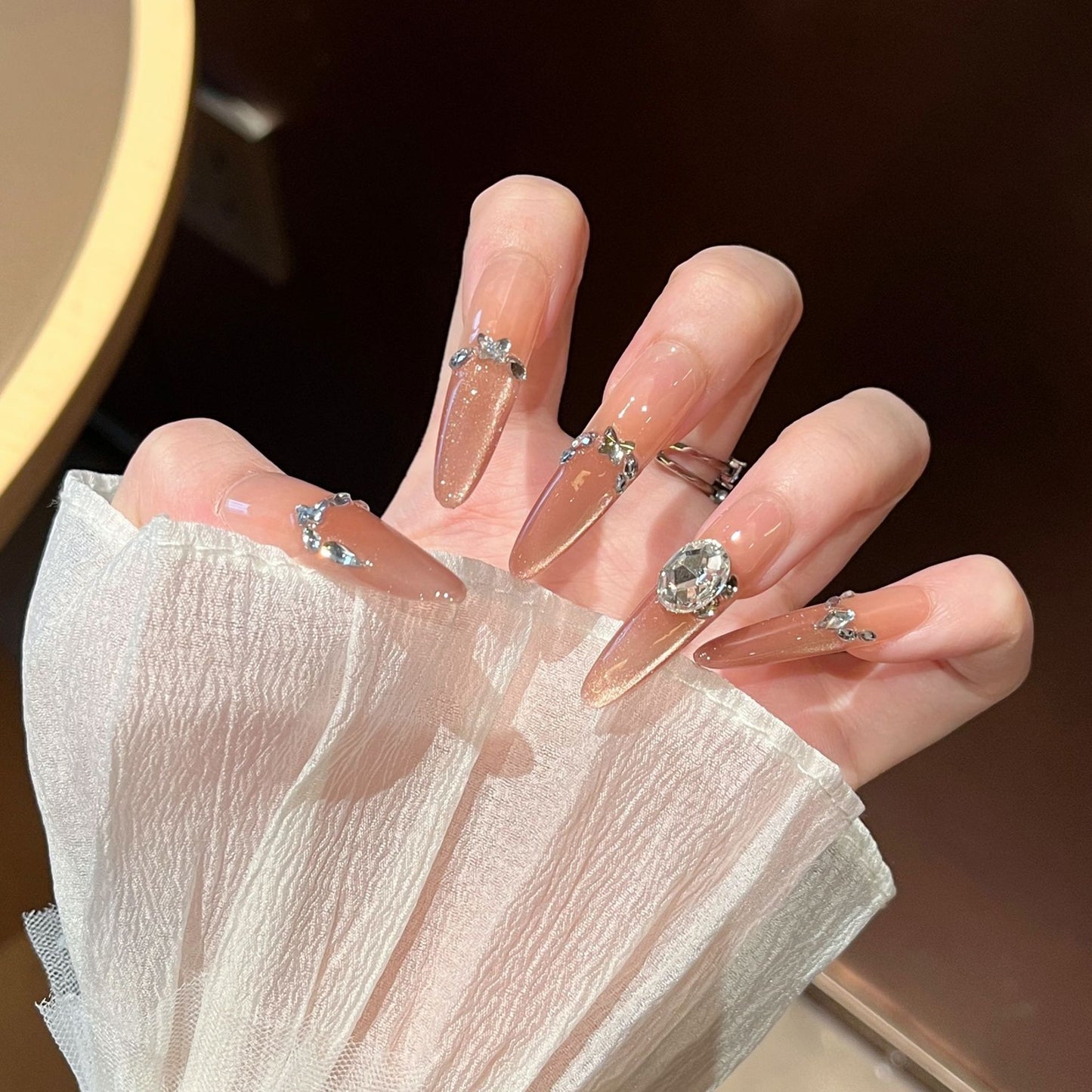 Künstlerische Stiletto Press-On Nagelkunst mit schimmernden Akzenten Brehn