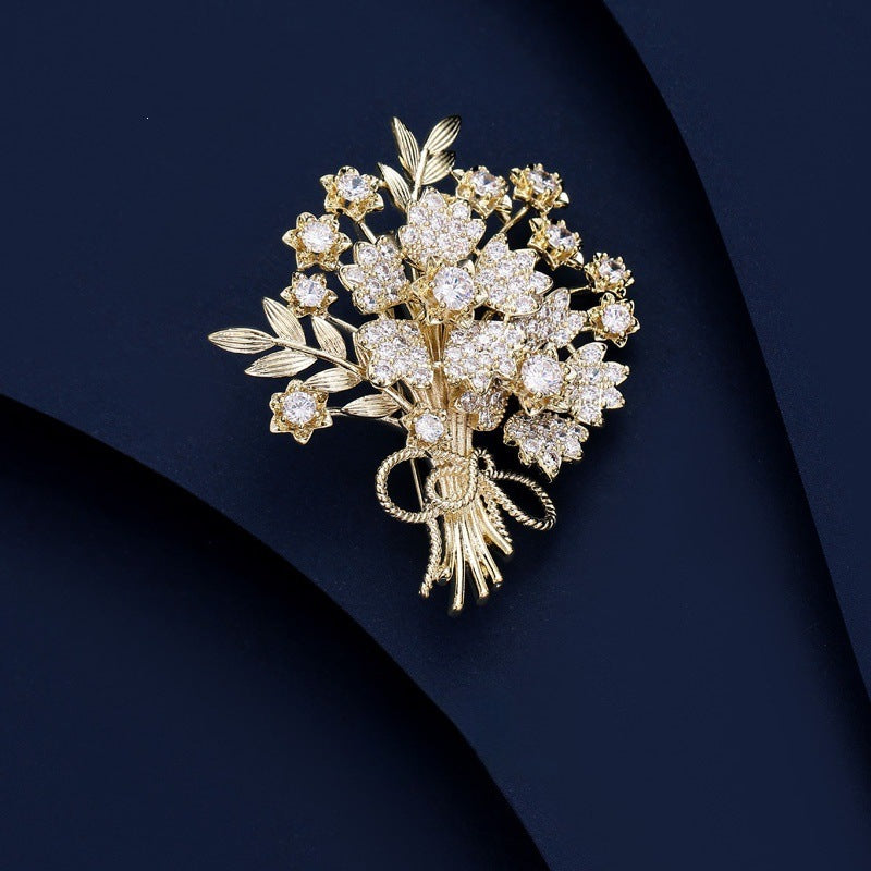 Exquisite Blumenbrosche mit Funkelnden Kristallen Brehn