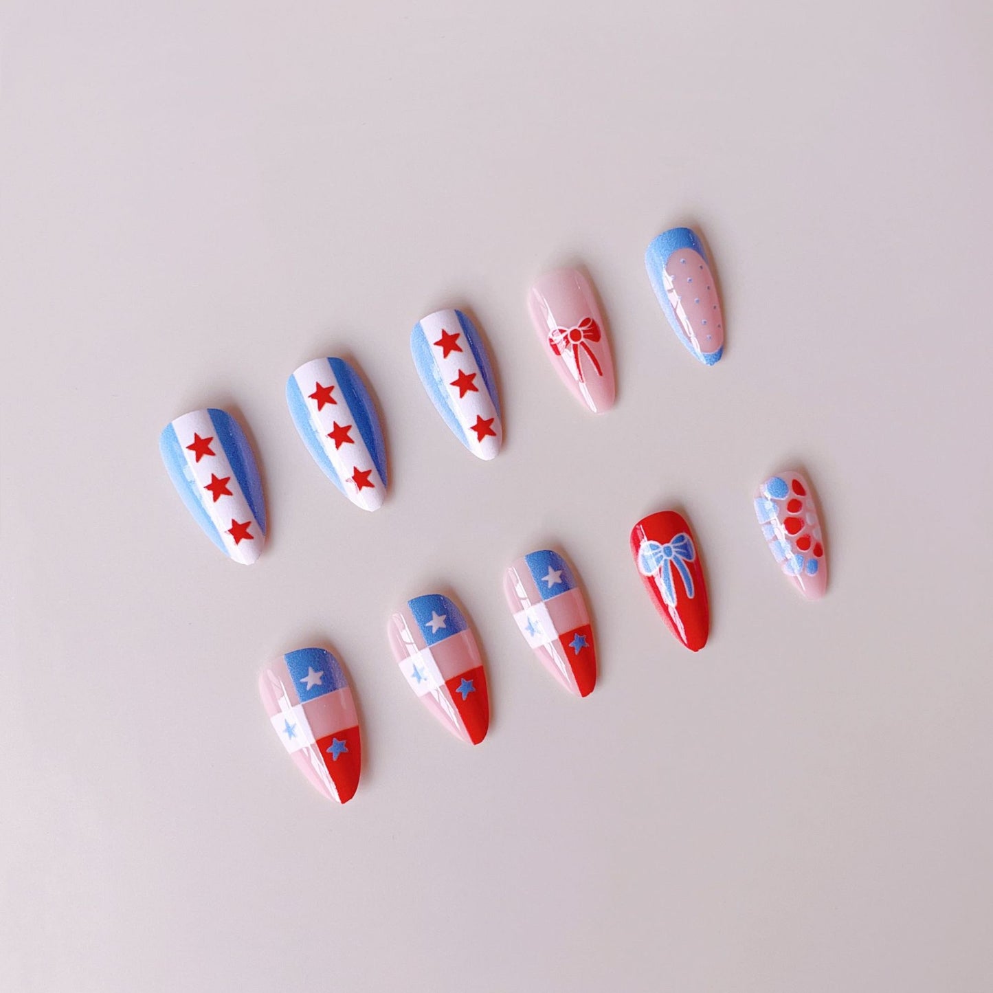 Kreatives Kunstnagelset mit verspielten Motiven und Akzenten Brehn