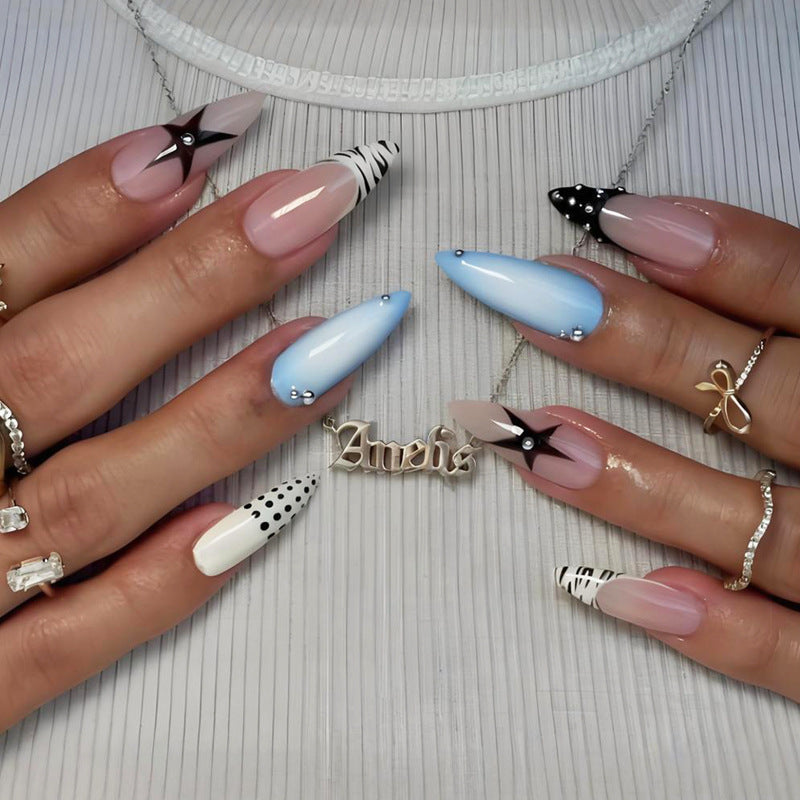 Kunstnagelset mit stylischen geometrischen Designs und glamourösen Akzenten Brehn