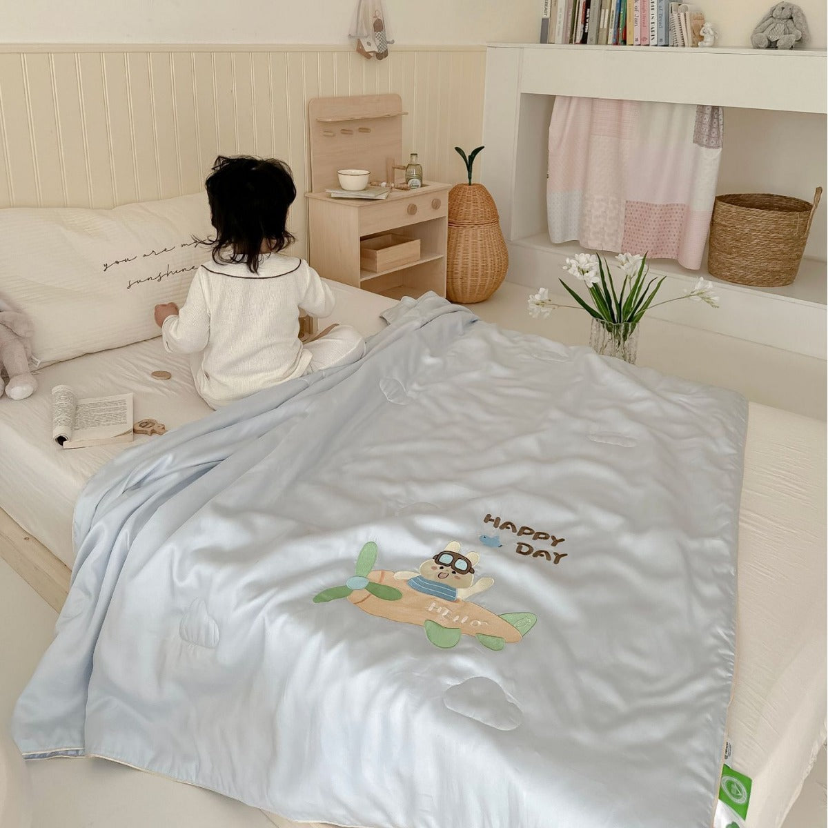 Kinder Komfort-Steppdecke mit süßer Hasenstickerei und seidigem Satinbezug