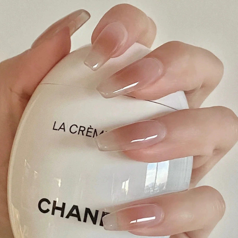 Elegantes Nageldesign mit Perlenverzierung Brehn
