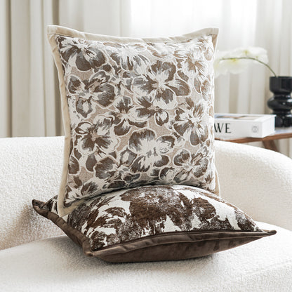 Dekoratives Kissen mit floralem Print