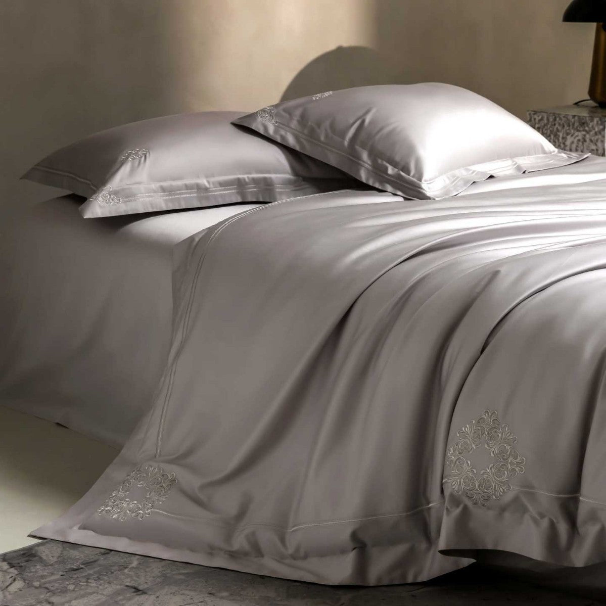 Seidiger Satin bestickter Bettbezugset mit dekorativem Medaillon und Einschlagkissenbezügen