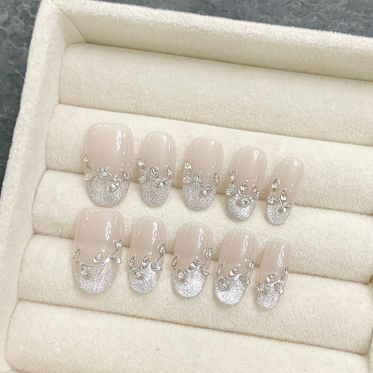 Elegante Press-On Nagel Set mit dekorativen Strass-Akzenten Brehn